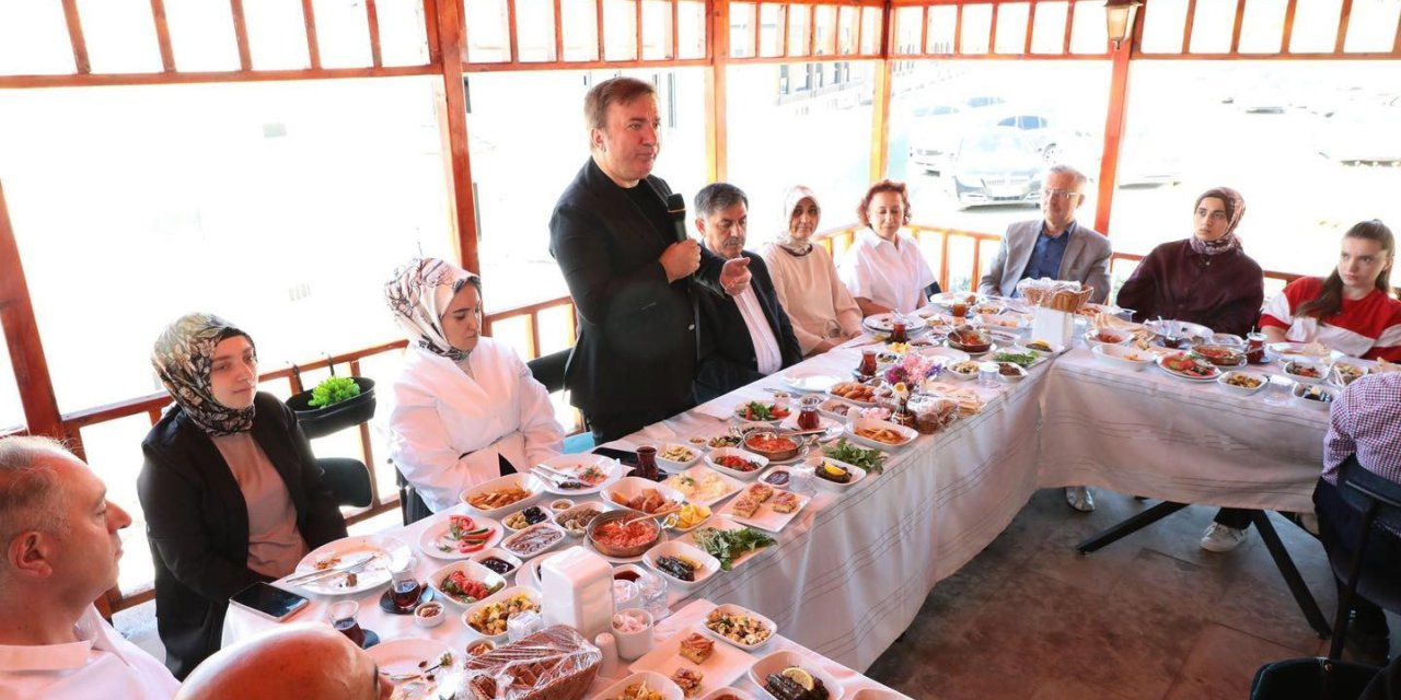 Vali Aydoğdu, Hünerli Eller Kadın Kooperatifi Kahvaltı Salonu’nda basın mensuplarıyla buluştu