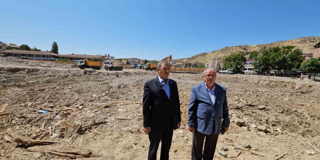 Darende’de yeni çarşı projesinde temel kazı çalışmaları başladı