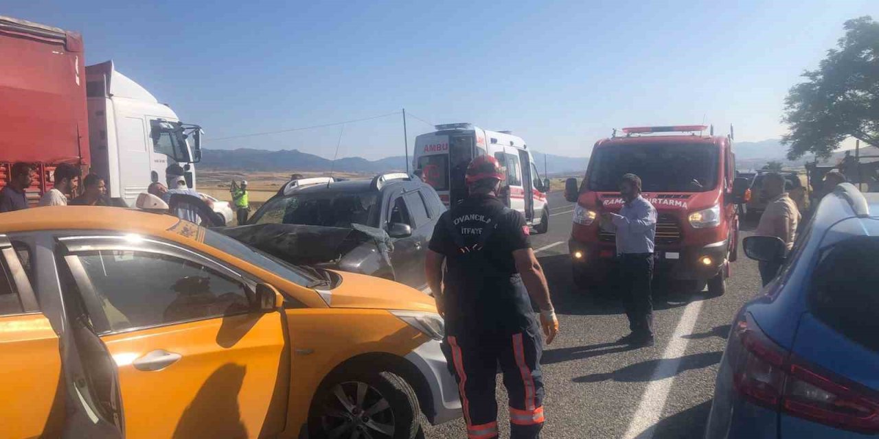 Taksiyle otomobil çarpıştı: 2 yaralı