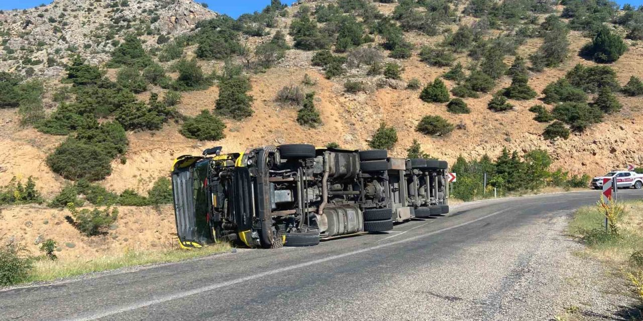 Kemaliye’de tır devrildi