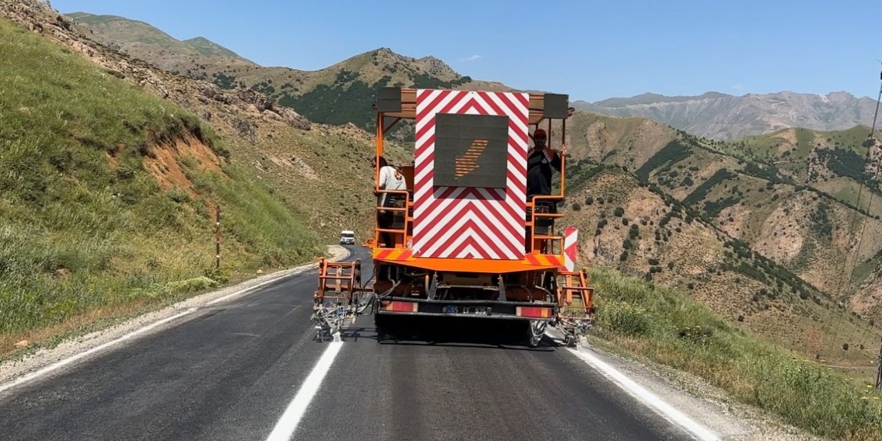 Yüksekova-Şemdinli karayolunda şeritler yenileniyor
