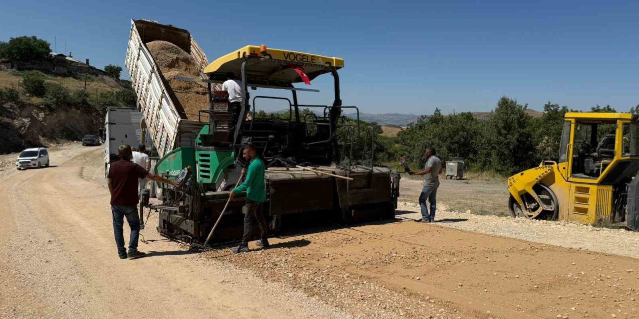 Tunceli’de grup köy yollarında sıcak asfalt çalışması başladı