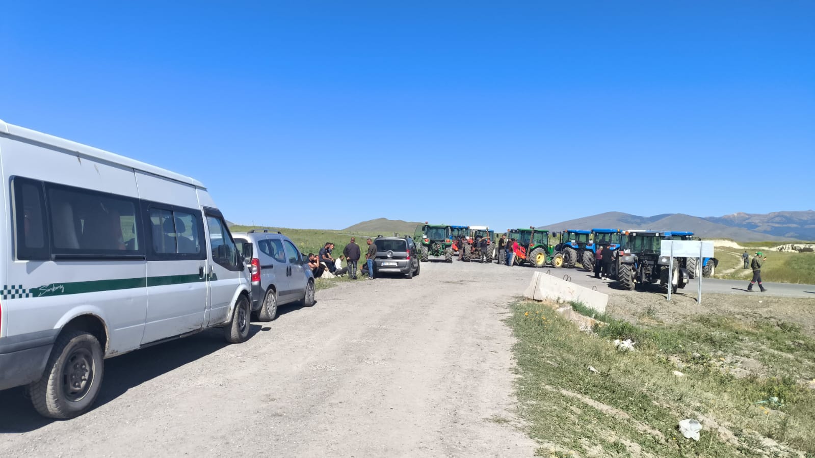 Kars’ta su sorunu yaşayan köylüler yol kapattı