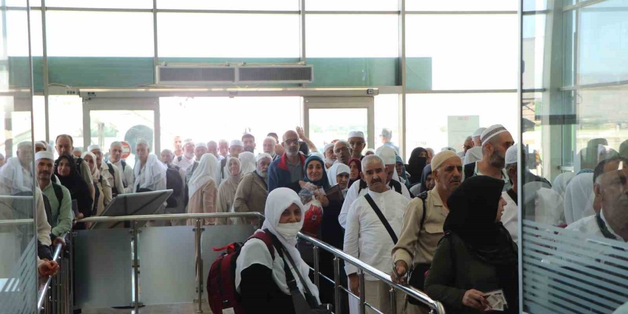Elazığ hacıları yurda döndü: Müftülükten çiçeklerle karşılama