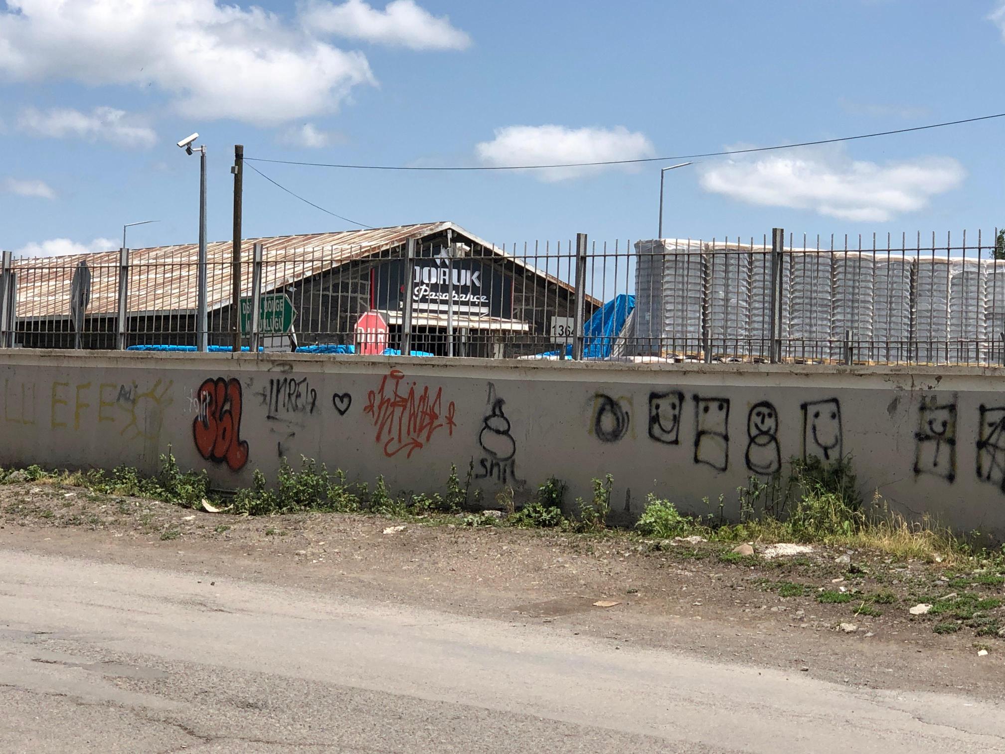 Kars Demiryolu İstinat Duvarı Aşk Tahtasına Döndü!