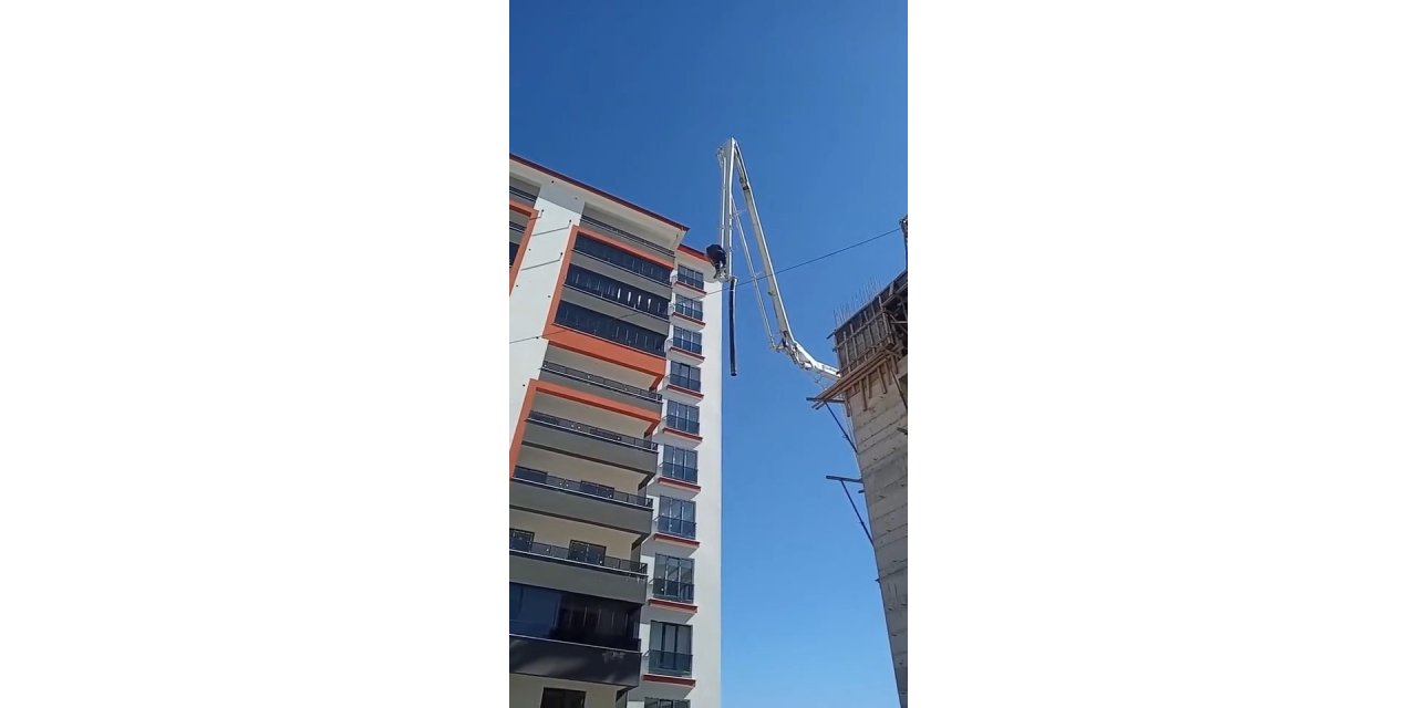 Beton pompasının üzerinde metrelerce yüksekliğe çıkan işçi, adeta ölüme meydan okudu