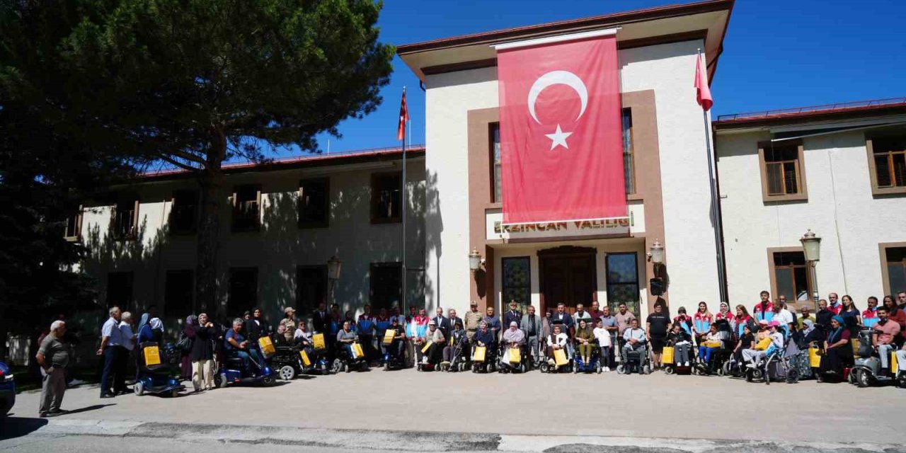 Erzincan’da 24 engelliye akülü sandalye hediye edildi