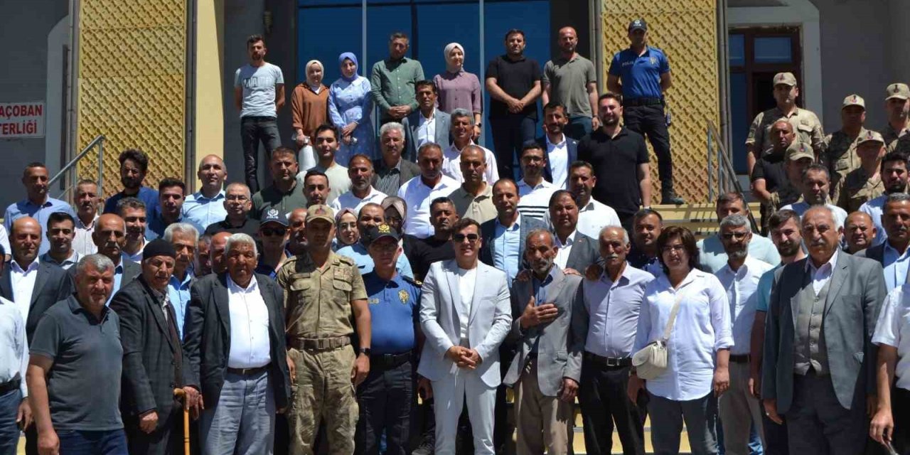 Karaçoban’da Kaymakam ve İlçe Jandarma komutanına anlamlı uğurlama