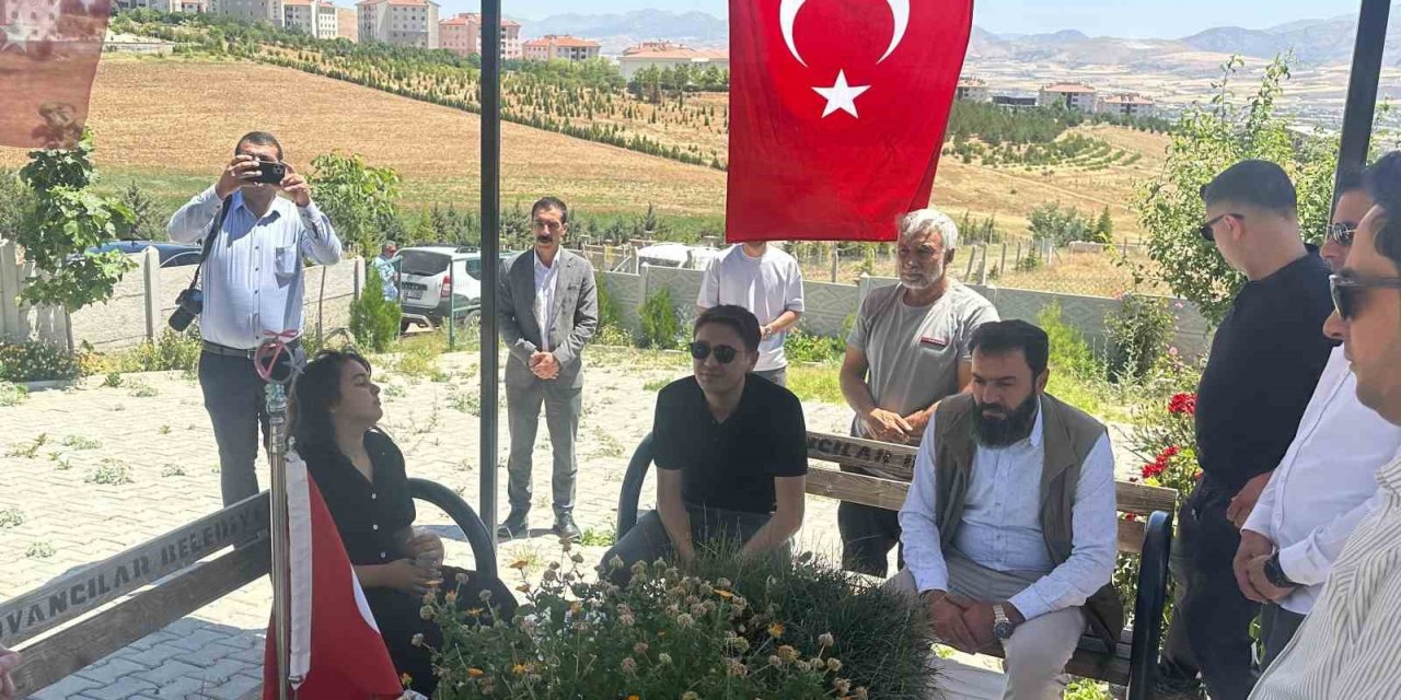 Kaymakam Dilekli’den duygusal veda: Şehit Yusuf Ataş’ın mezarı başında helallik aldı