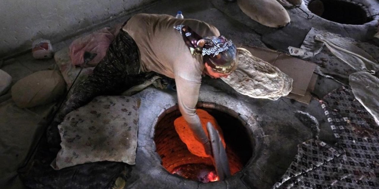 Tandır lavaşı 55 derecelik sıcak bir ortamda pişirilerek sofralardaki yerini korumaya devam ediyor