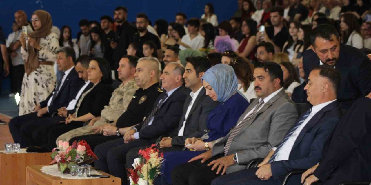 Sarıkamış Meslek Yüksekokulu’da mezuniyet coşkusu