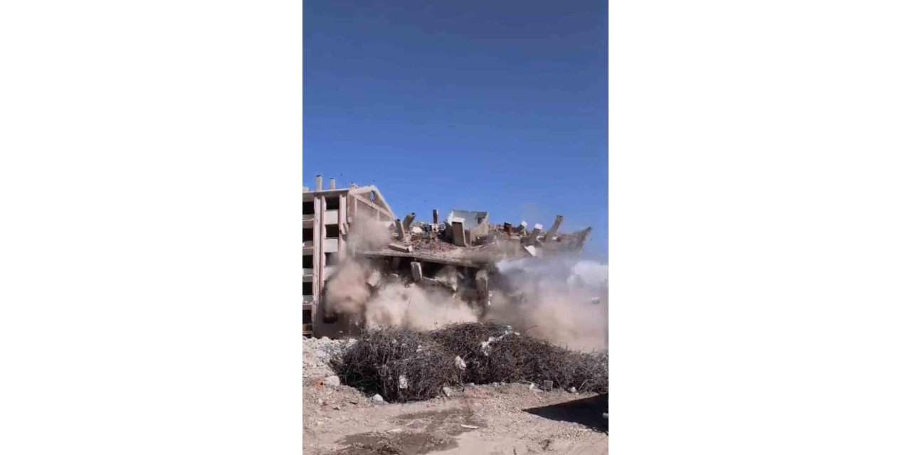 Elazığ’da ağır hasarlı bina tek dokunuşta yerle bir oldu