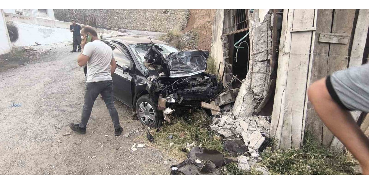 Bitlis’te otomobil duvara çarptı: 2 ölü, 2 yaralı