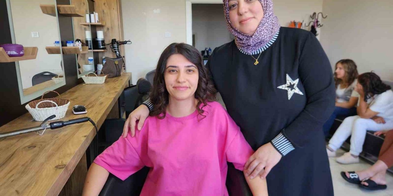 Babasının izinden, annesiyle birlikte yürüyor