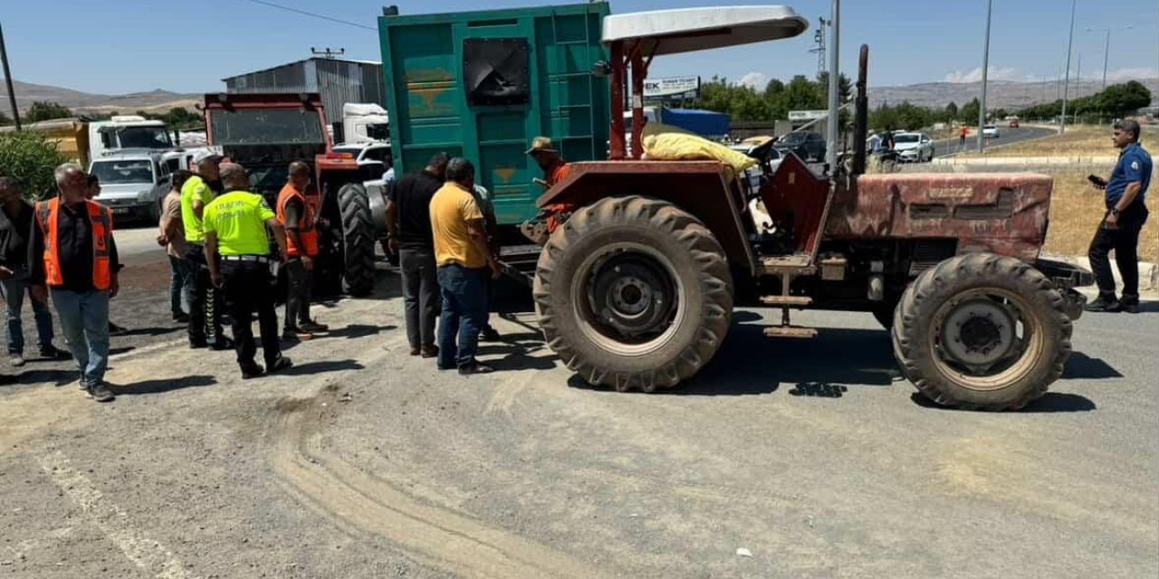 Elazığ’da traktör ile otomobil çarpıştı: 3 yaralı