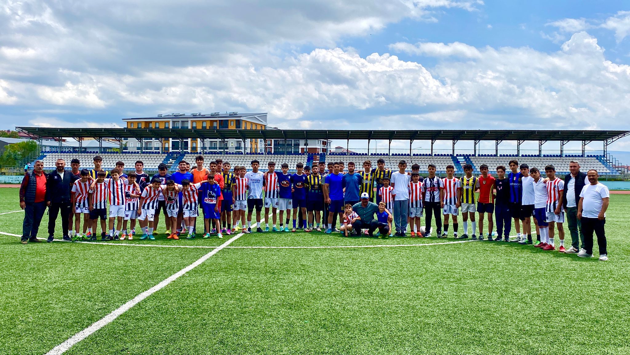 Gençler Sahaya Koştu