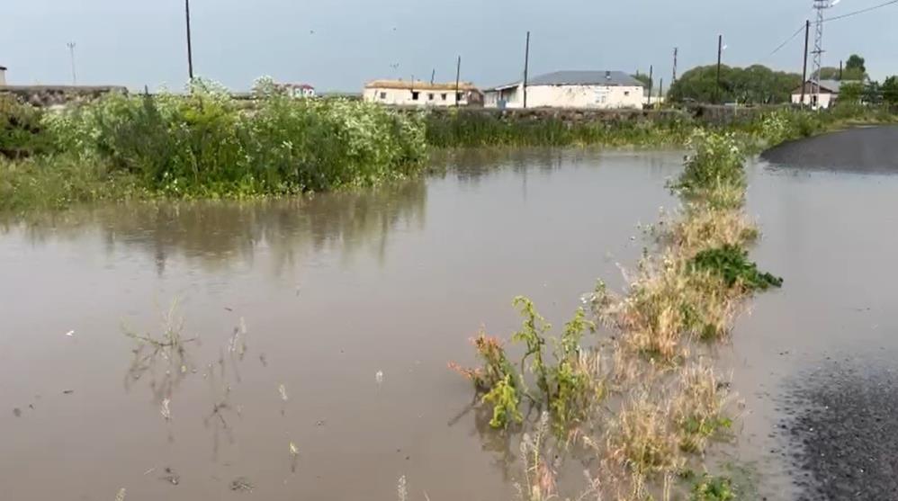 Kars’ta ahırlar ve ekili alanlar sular altında kaldı