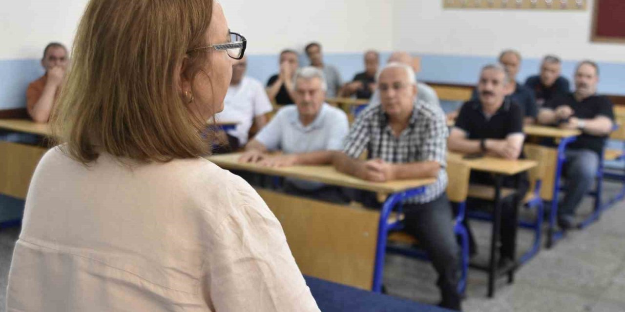 40 yıl sonra aynı okul sıralarında buluştular