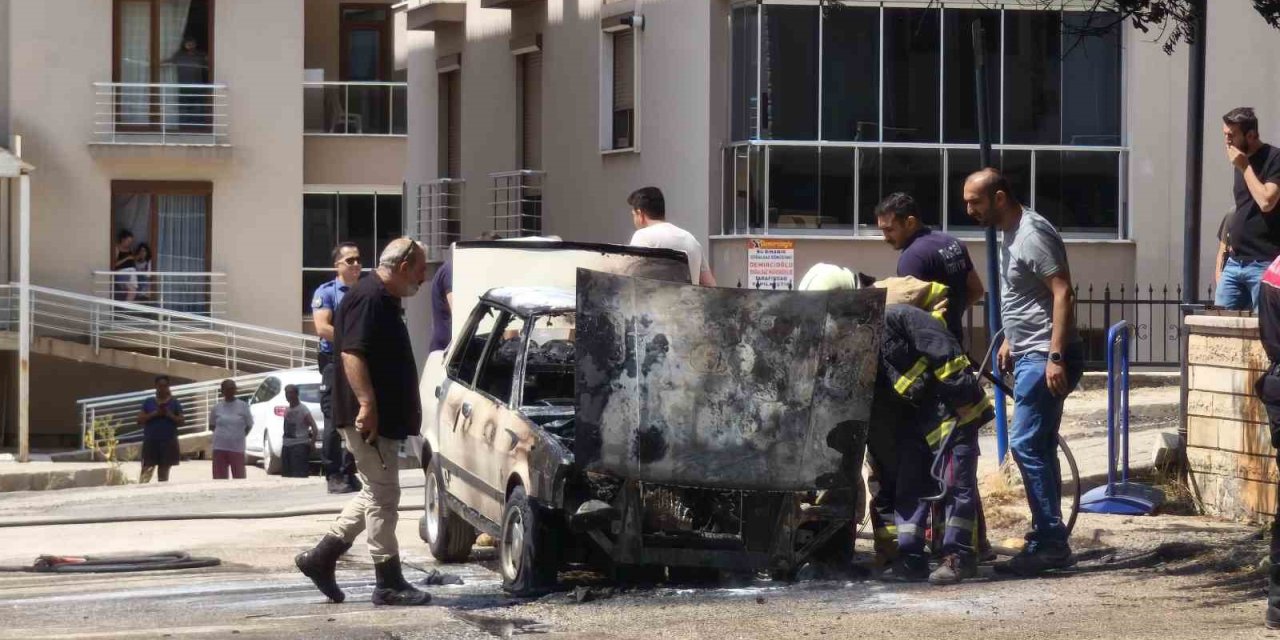 Bakkala gitmek için indi, aracı alevlere teslim oldu