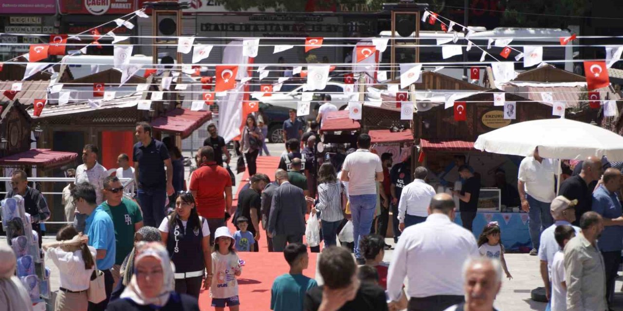 Van’da ’İşyurtları Ürün ve El Sanatları Fuarı’ devam ediyor