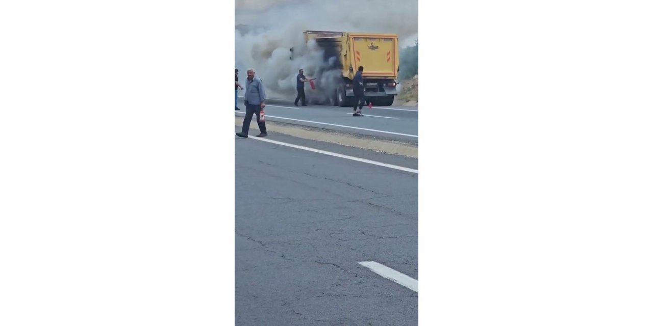 Elazığ’da seyir halindeki kamyon alev aldı