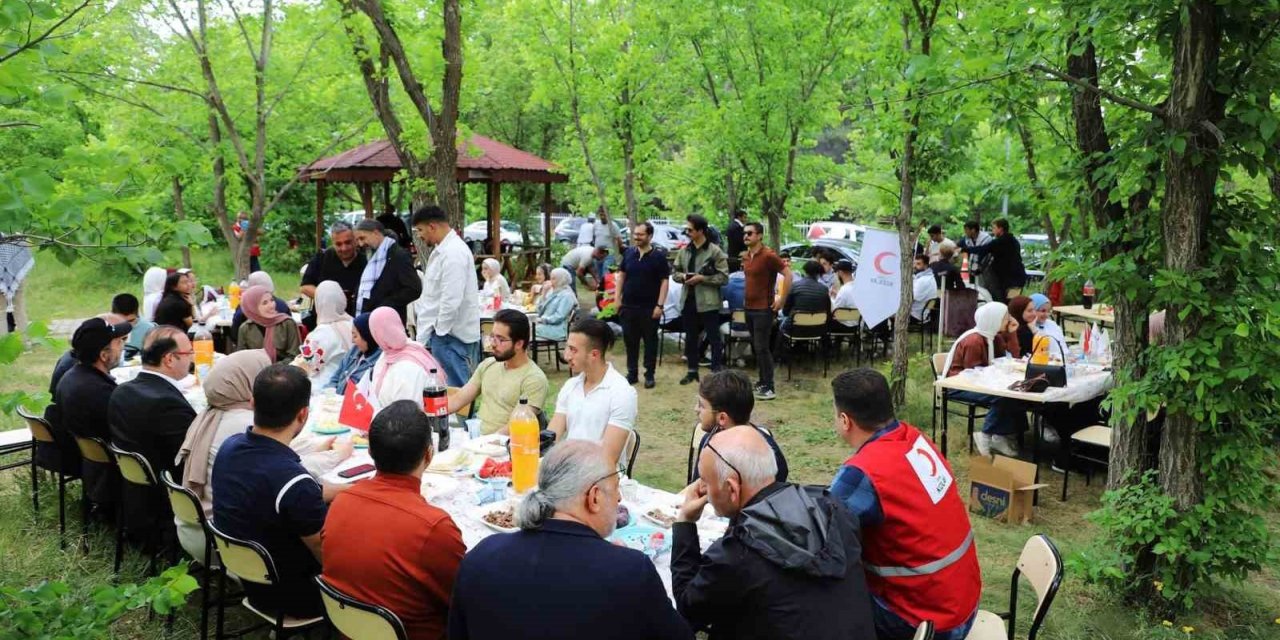 Gazzeli öğrenciler piknikte buluştu