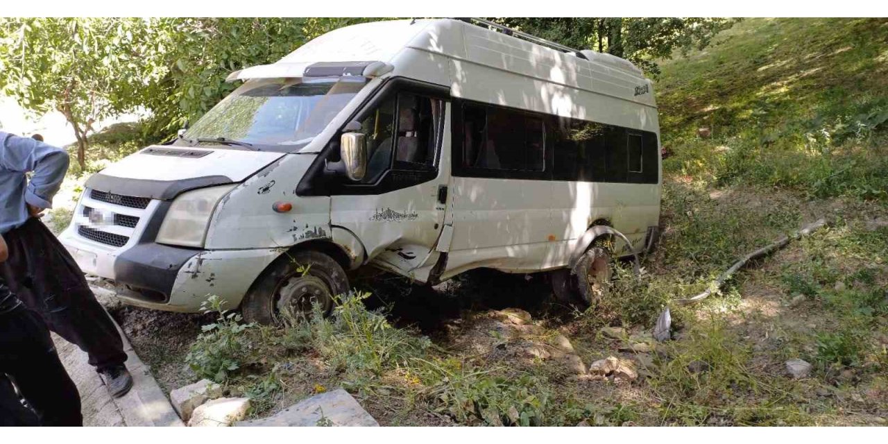 Hakkari’de minibüs takla attı, 7 kişi yaralandı