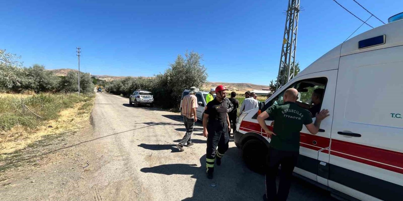 Elazığ’da araç direğe çarptı: 1 yaralı