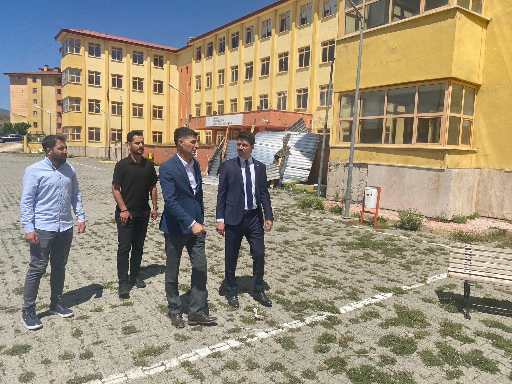 Kars’ta Şiddetli Rüzgar Okulun Çatısını Uçurdu: Facia Kıl Payı Atlatıldı