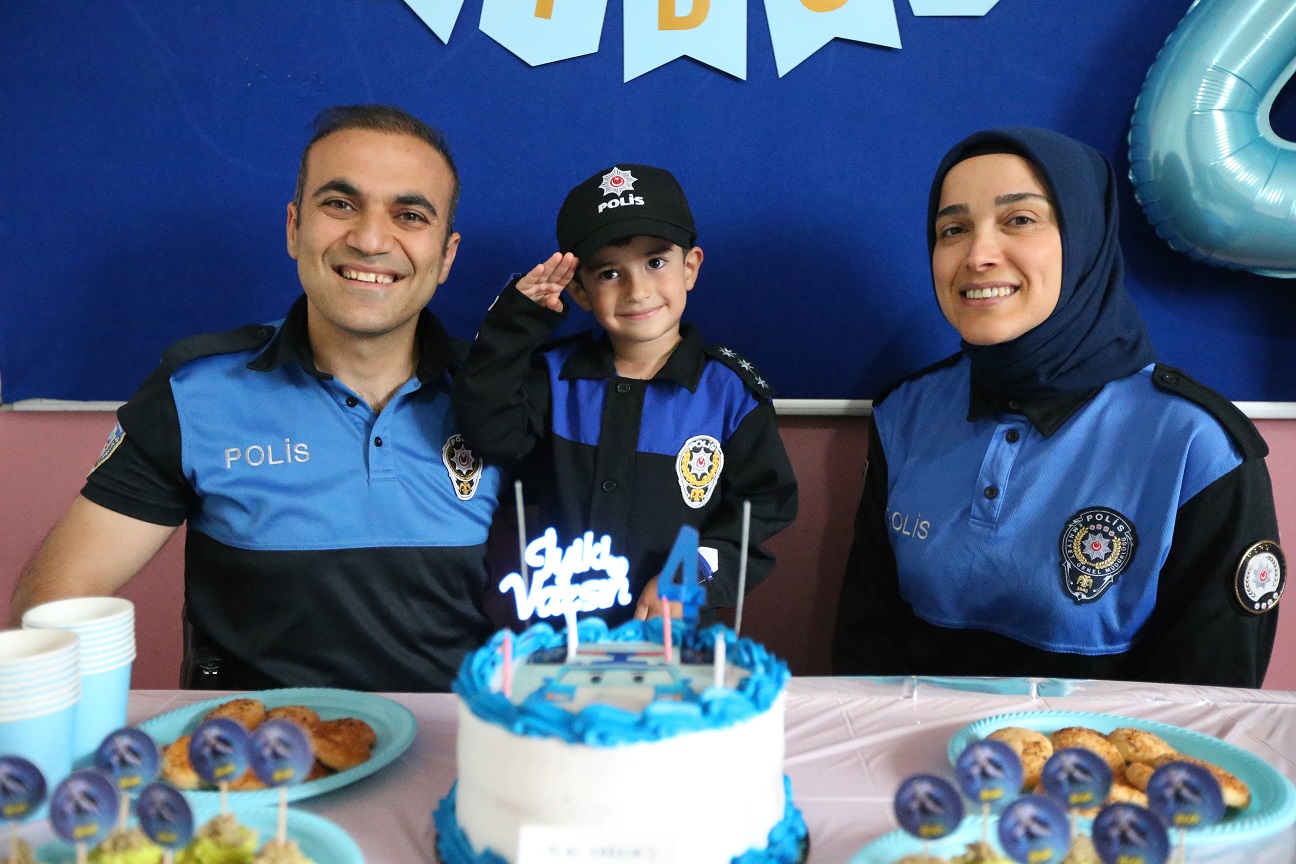 Polis ekiplerinden minik Çelik'e doğum günü sürprizi
