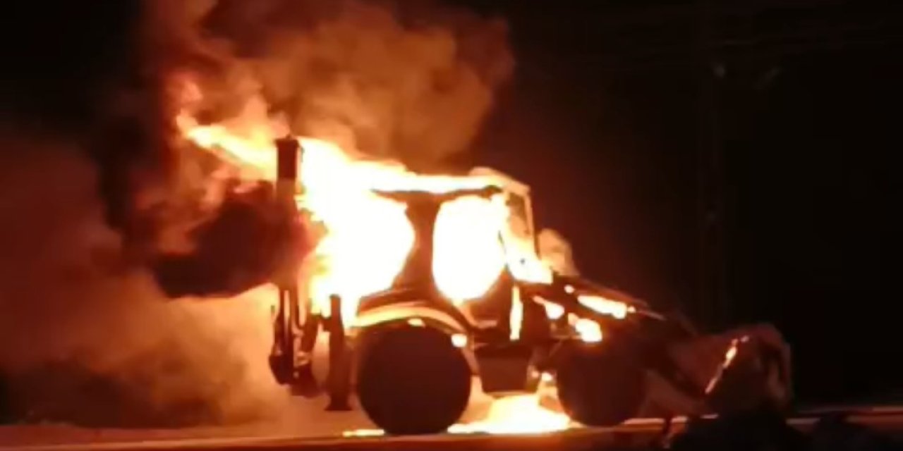 Erciş’te iş makinesi alev alev yandı