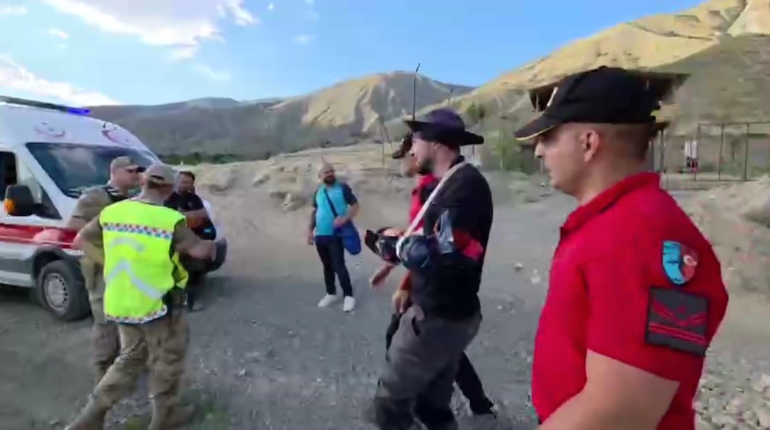 Havada korku dolu anlar: Paraşütçü Keşiş Dağları’na zorunlu iniş yaptı