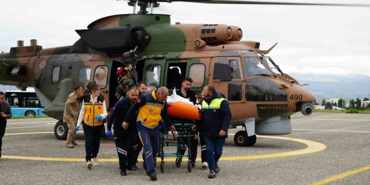 Düşen uçakta ağır yaralanan kadın yolcu, helikopter ile Erzurum’a getirildi