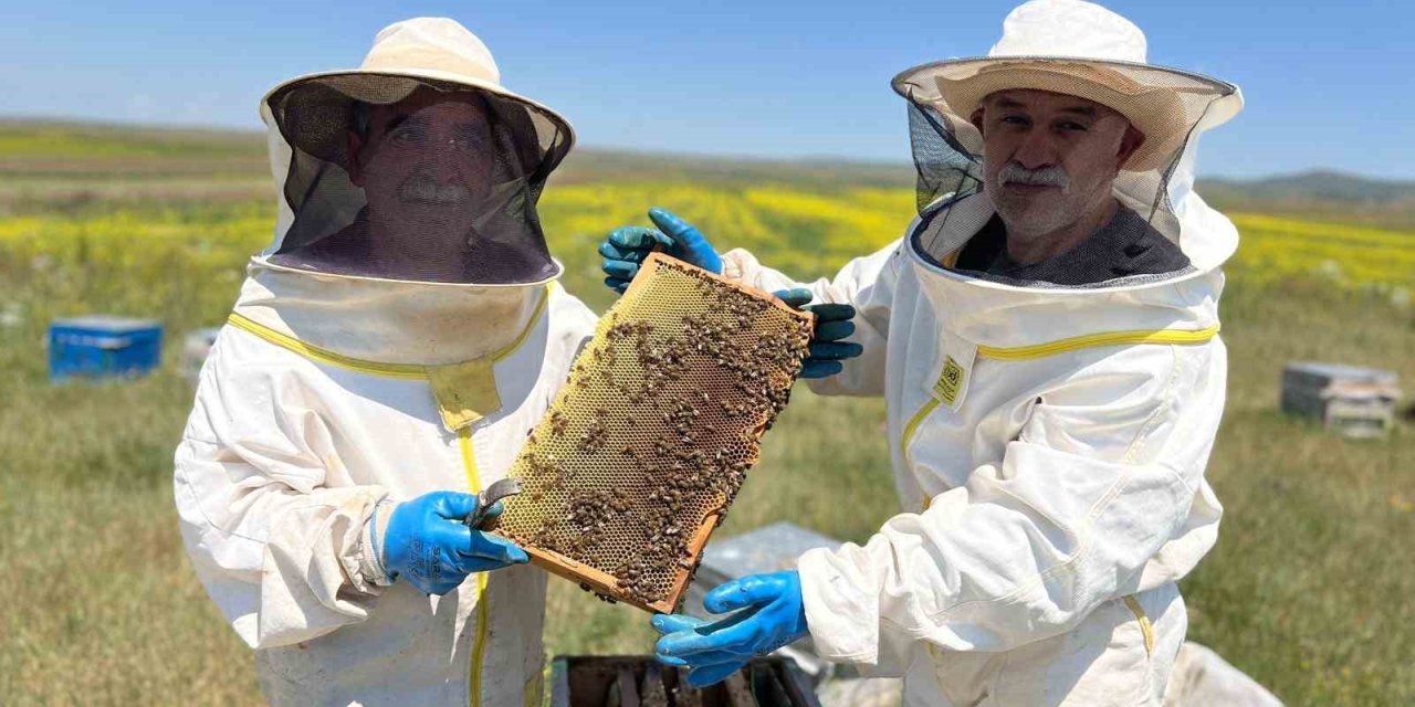 Kars’ta arıcılık yapan öğretmen, esnaf ve sağlık memurundan gençlere çağrı
