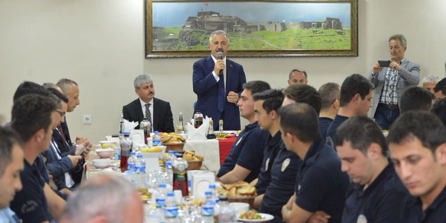 UDH Bakanı Arslan, Emniyet personeliyle iftar yaptı