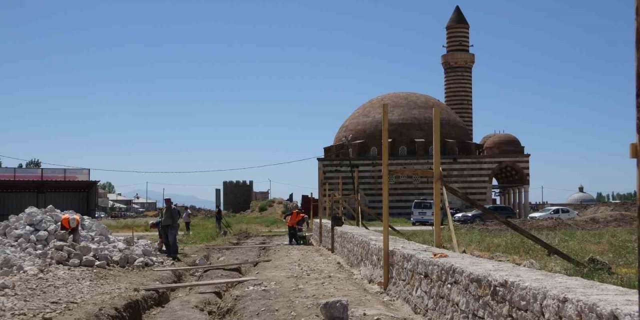 Eski Van Şehri’nin surları ayağa kaldırılıyor