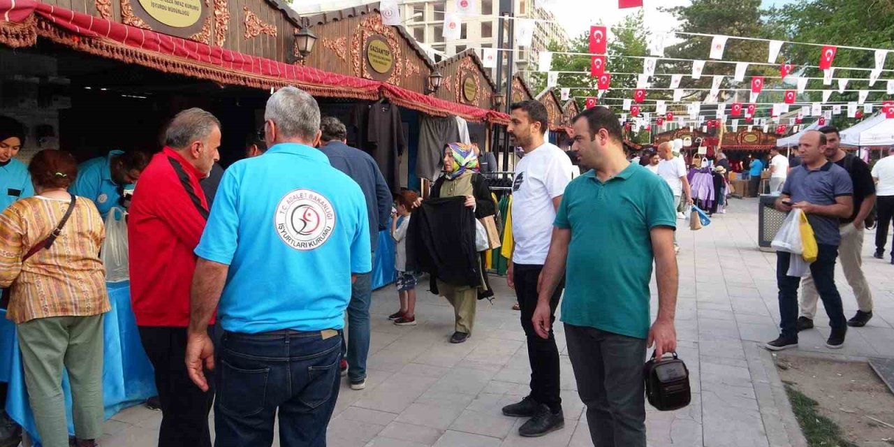 Van’da "İşyurtları Ürün ve El Sanatları Fuarı’nı 100 bin kişi ziyaret etti