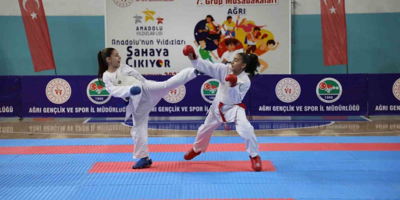 Genç karateciler Ağrı’da madalya için ter döktü