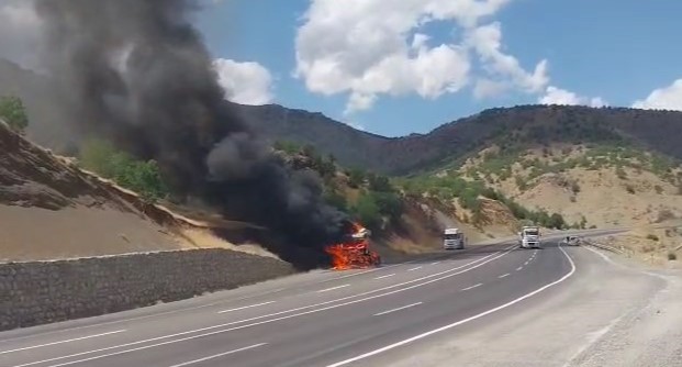 Bingöl’de seyir halindeki tır alevlere teslim oldu
