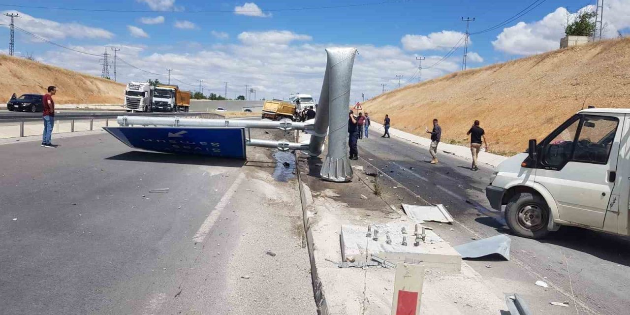 Kontrolden çıkan hafriyat kamyonu yön tabelasına çarptı: 1 yaralı