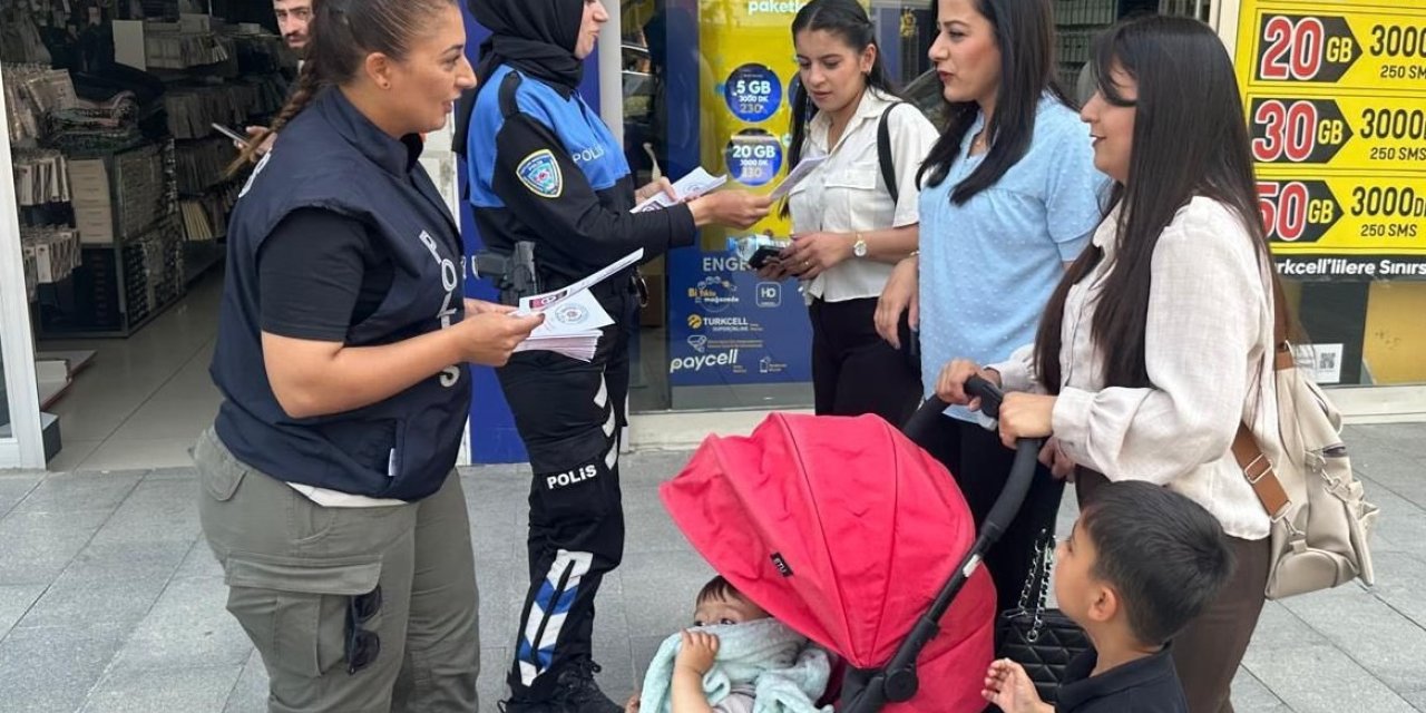 Hakkari polisi vatandaşları bilgilendirmeye devam ediyor