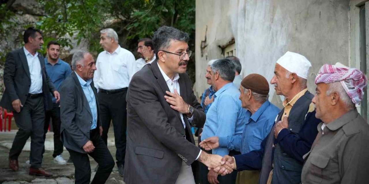 Vali Çelik, Şemdinli’ye bağlı köylerde yol çalışmalarını inceledi