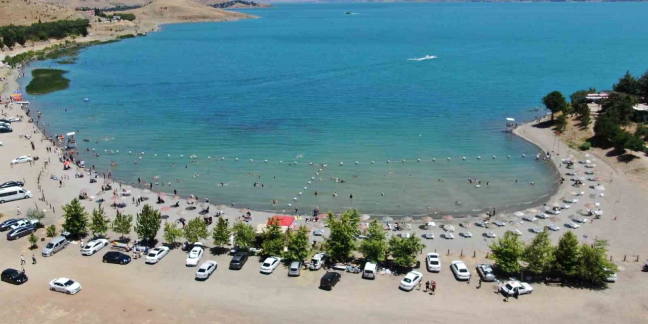 Tatilciler Ege sahillerini aratmayan Hazar Gölü’ne akın etti