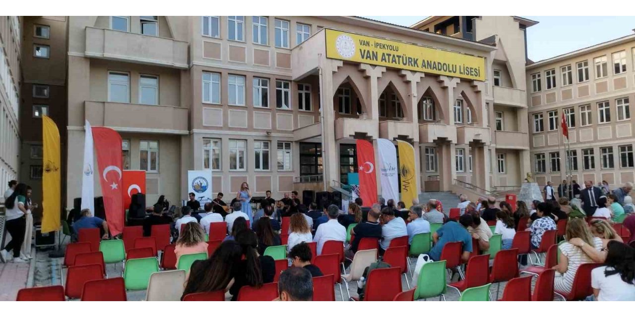 Atatürk Lisesi mezunları ikinci kez bir araya geldi