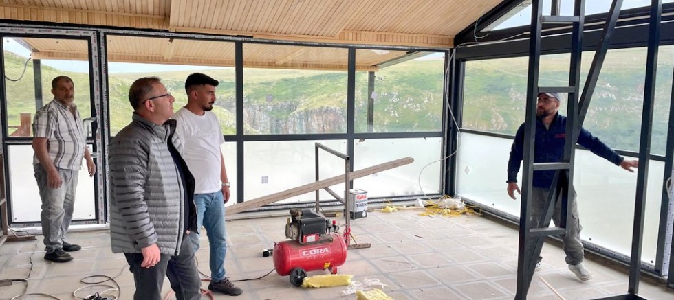 Vali Polat, Susuz Şelalesi'ndeki Kış Bahçesi İnşaatını İnceledi