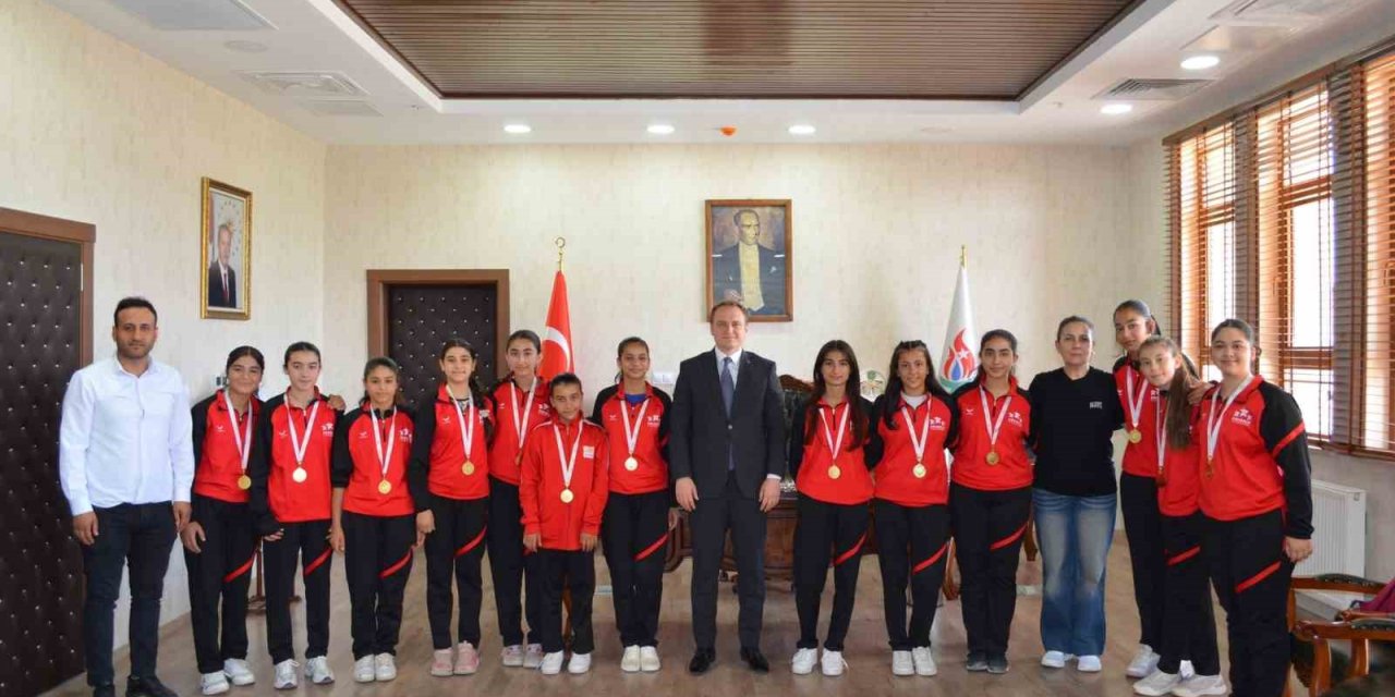 Kaymakam Koşansu, şampiyon voleybolcuları ağırladı