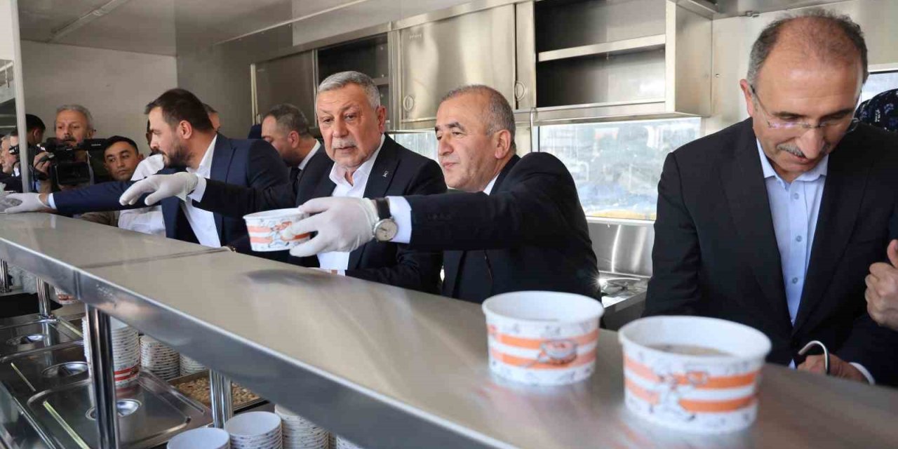 Elazığ’da vatandaşlara aşure ikram edildi