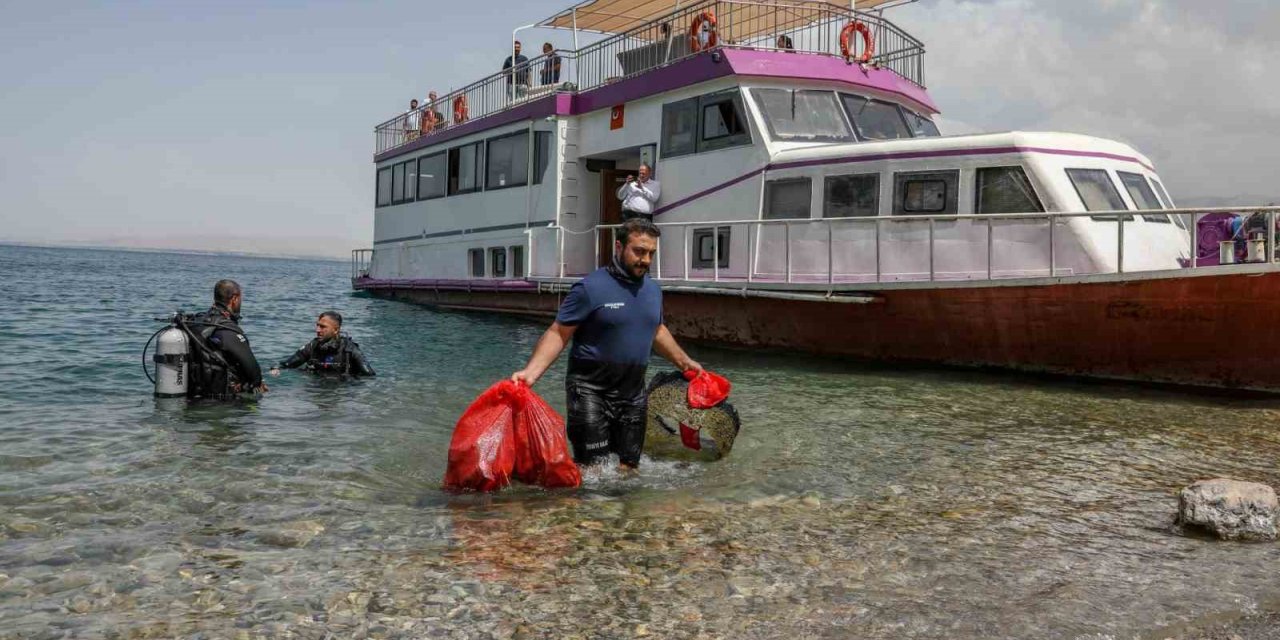 Van Gölü’nün dibinden çıkartılan atıklar pes dedirtti