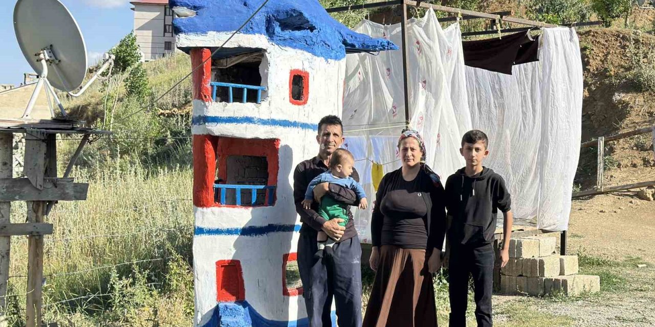 Yüksekova’da görenleri şaşırtan gemi ve yunus figürlü ev maketi
