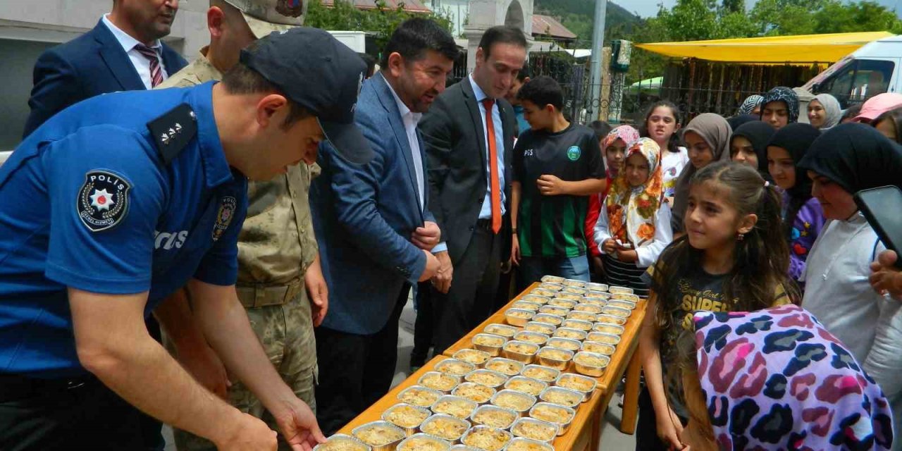 Posof Müftülüğünden aşure ikramı